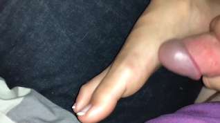 Online film cumming on her feet