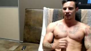 Online film Ayocooperdiamond cums on his muscular abs