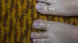 Online film She playing with her feet