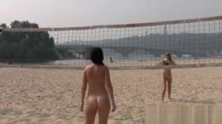 Online film Zwei Nackte Teens Spielen Volleyball Am Strand