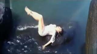 Online film Wet Hot Indian Actress getting wet in sexy clothes in river