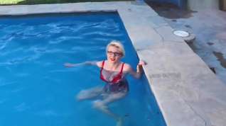 Online film Casey Deluxe - Badespass im Pool