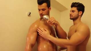 Online film Muscled brothers taking a shower