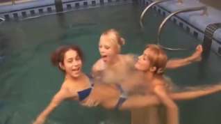 Online film Three girls naked in the pool