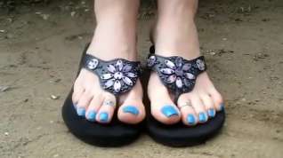 Online film Tanya's blue toenails in flip-flops