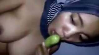 Online film Muslim girl uses a veggie dildo and fingers her pussy