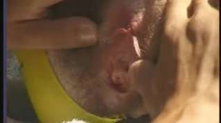 Online film Brune poilue baisée en collants noirs et jaunes