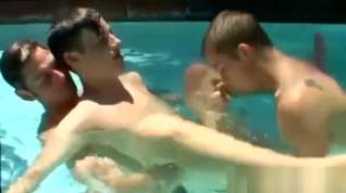 Online film Two bums for rimming in the pool