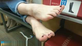 Online film Cahleah's sexy feet and sniffing in public