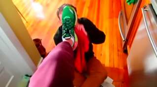 Online film Cleaning My Sneaker Slave