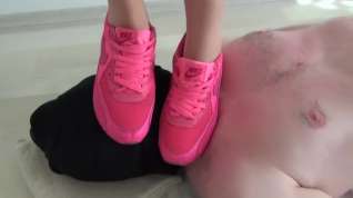 Online film trampling in pink nike sneakers