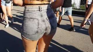 Online film Candid Hot college girl big booty in tight jeans shorts!!!