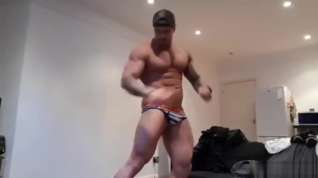 Online film Handsome Bodybuilder posing and flexing!