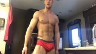 Online film Young cocky bodybuilder