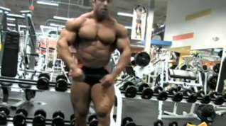 Online film Eduardo Bodybuilder Posing in Gym