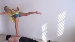 Online film Sasha dance trample barefoot