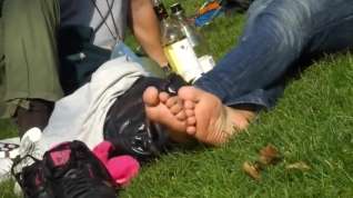 Online film Brunette Candid Feet In The Park