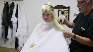 Online film blonde girl barbershop haircut