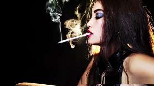 Online film Stunning Mia Smoking in Latex