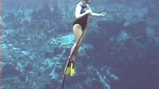 Online film Barefoot mermaid scuba training