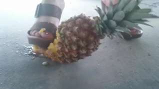 Online film Pineapple stomp wedges