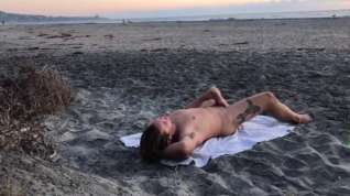 Online film Horny Guy Jerkin Off At The Beach