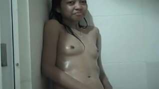 Online film Cute Young Asian Showers To Be Dirty