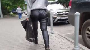 Online film Sweet woman's ass in leather pants