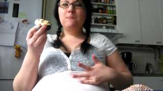 Online film Big Belly Girl Making Mess Eating Cupcakes