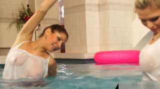 Online film Badminton Babes Have Wetlook Fun In Pool