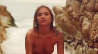 Online film Рыжая красотка мастурбирует на пляже #777