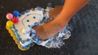 Online film Barefoot Cake crush 2