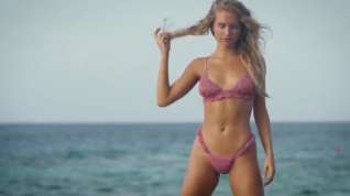 Online film Alexis Ren and sexy rookie babes on beach - SI Swimsuit 2018