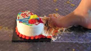 Online film Barefoot Cake crush 3
