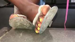 Online film Ebony soles with yellow toes