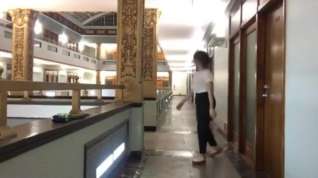 Online film Milana Vayntrub - curvy babe dancing in a hallway with slomo