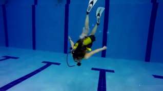 Online film scuba girl in pool
