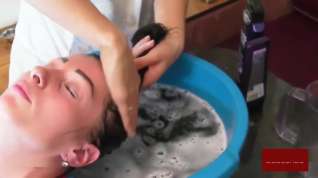 Online film Haare Waschen Und Shampoonieren - 30