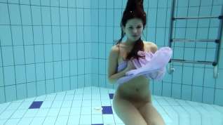 Online film Blackhaired Aneta In The Pool