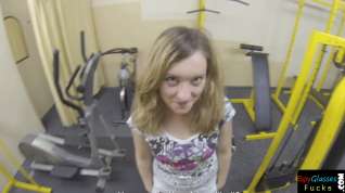 Online film Babe gets pickedup and fucked in the gym