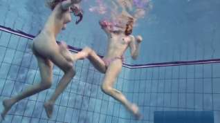 Online film Horny Girls Strip Eachother In The Pool