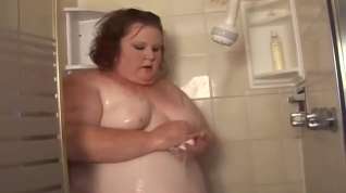 Online film Redhead Ssbbw Oils Up In The Shower