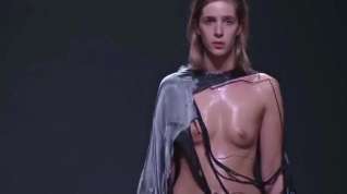 Online film Models on Catwalk