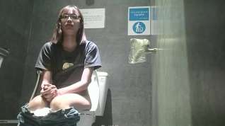 Online film Public toilet masturbation spy camera