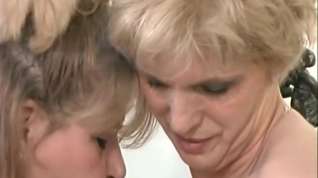 Online film Deux vieilles gouines blondasses se fistent la chatte