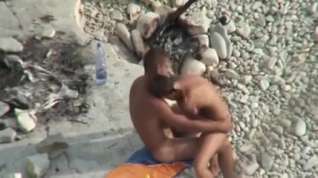 Online film Coquine aux petits seins se fait doigtee sur la plage