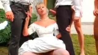 Online film La mariee italienne baise avec des potes en robe blanche