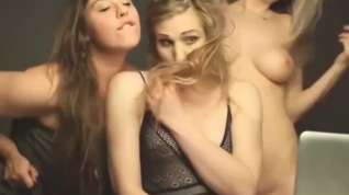 Online film Shemale/Female Threesome pt1