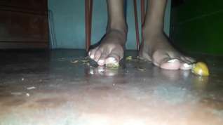 Online film snail crush and foot tease