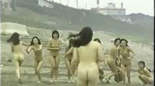 Online film japanese naked girls running on the beach